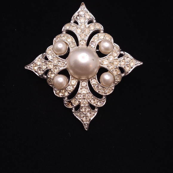 Elegant Silver and Pearl Brooch - Picture 1 of 3